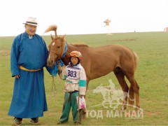 Шилдэг унаач Т.Баярхүү: Эмээтэйгээ морь уяад сумынхаа наадамд айрагдуулж байлаа
