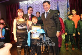 Шилдэг унаач Т.Баярхүү: Эмээтэйгээ морь уяад сумынхаа наадамд айрагдуулж байлаа