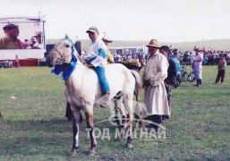 Шилдэг унаач Т.Баярхүү: Эмээтэйгээ морь уяад сумынхаа наадамд айрагдуулж байлаа