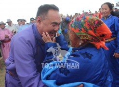 ММСУХ-ны Ерөнхий нарийн бичгийн дарга П.Сэргэлэн шагналын гэрний хадгийг гардуулж буй нь