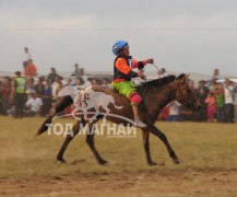 Хөвсгөлийн уяачид бүсийн наадмуудаас гурван түрүү найман айраг хүртжээ